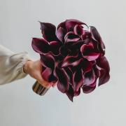 Свадебный букет из темно-фиолетовых калл