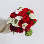 Свадебный букет из красных роз и белых калл