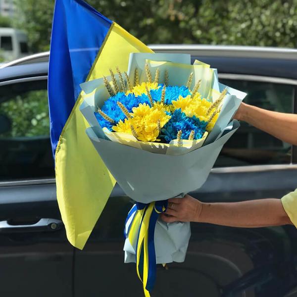Букет желто-голубых хризантем с колосками