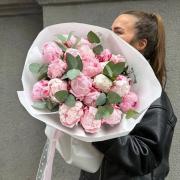 Букет 17 розовых пионов с эвкалиптом