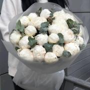 Букет из 25 белых пионов с эвкалиптом