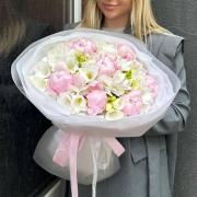 Букет ароматной фрезии и розовых пионов