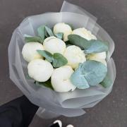 Букет 9 белых пионов c эвкалиптом