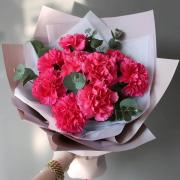 Букет 11 малиновых гвоздик с эвкалиптом