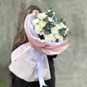 Букет 31 біла гвоздика з евкаліптом