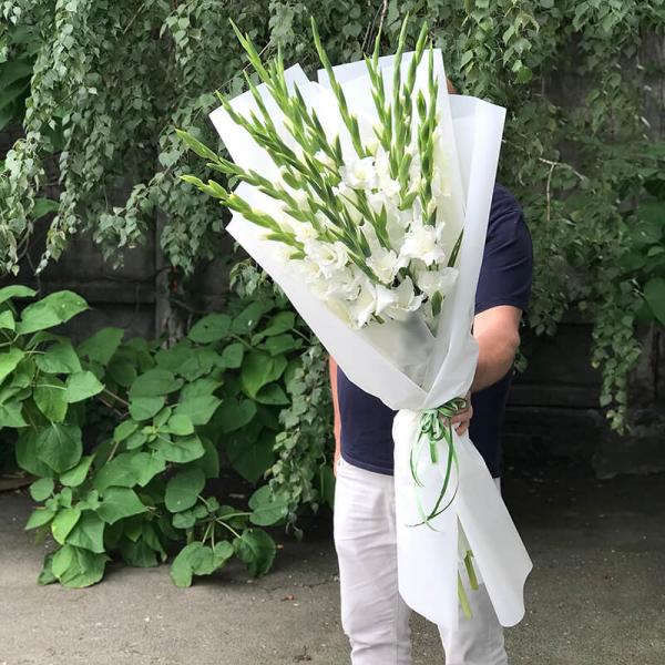 Букет из 15 белых гладиолусов