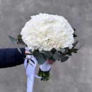 Свадебный букет невесты из белых диантусов и эвкалипта