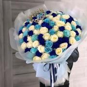 Букет из белых, голубых и синих роз с короной, 101 шт