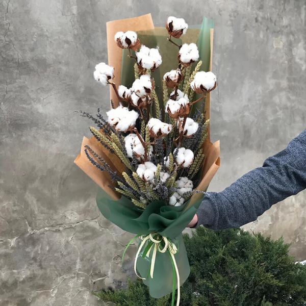 Букет з 5 гілочок бавовни з лавандою та колосками у крафті