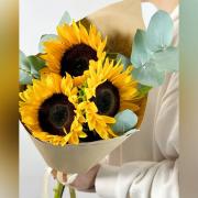 Букет из 3 подсолнухов и эвкалипта
