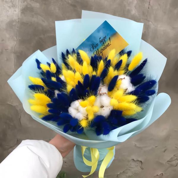Букет из хлопка и сине-желтых колосков