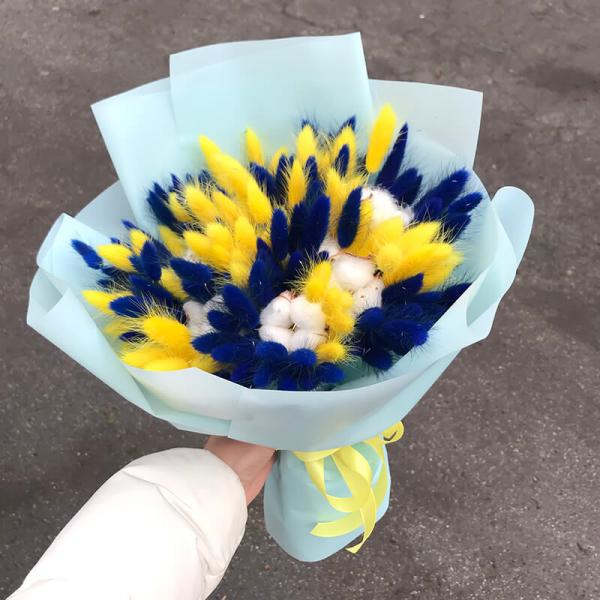 Букет из хлопка и сине-желтых колосков