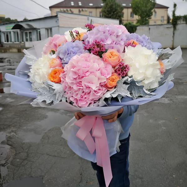 Букет из гортензий и роз Vuvuzela
