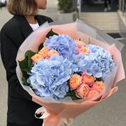 Букет из голубых гортензий и пионовидных роз 