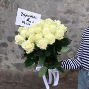 Букет из 25 белых роз, 70 см с лентой