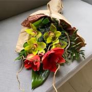 Букет с амариллисами и орхидеями