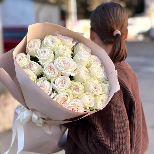 Букет 25 білих троянд White O'Hara