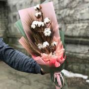 Букет из хлопка, тритикума и розового лагуруса