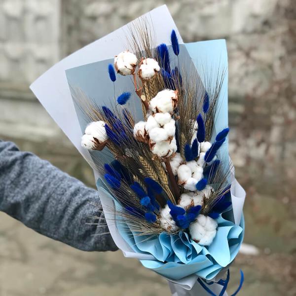 Букет из хлопка колосков и синим лагурусом