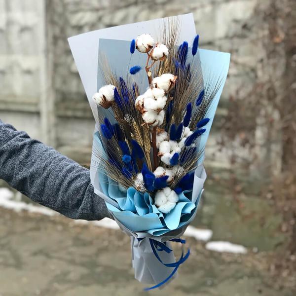 Букет из хлопка колосков и синим лагурусом