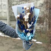 Букет из хлопка колосков и синим лагурусом