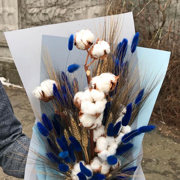 Букет из хлопка колосков и синим лагурусом
