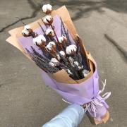 Букет из хлопка и лаванды в крафтовой бумаге