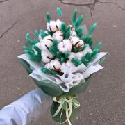 Букет из натурального хлопка и зелеными колосками