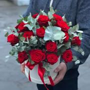 Композиція 25 червоних троянд та евкаліпту