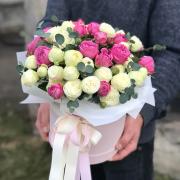 Коробка с белой и розовой пионовидной розой