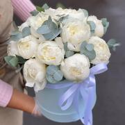 Белые пионы в коробке с эвкалиптом, 19 шт