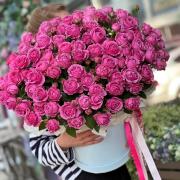 Композиция из розовых пионовидных роз в коробке