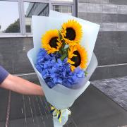 Букет из гортензии и подсолнухов