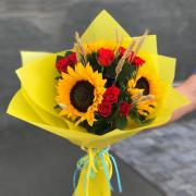 Букет подсолнухов с красными розами и колосками