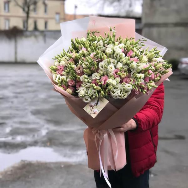 Букет из белой и розовой эустомы, 51 шт