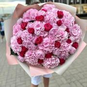 Букет из гортензий, пионов и красных роз