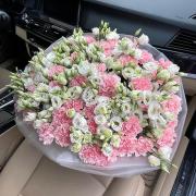 Букет из белой эустомы и розовых диантусов