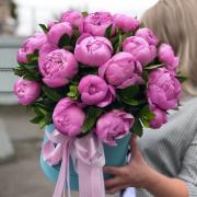 25 розовых пионов в коробке
