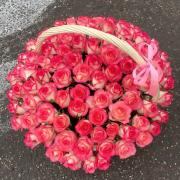 101 розовая роза в корзине