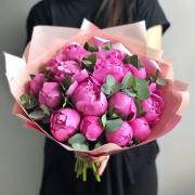 Букет из 19 малиновых пионов и эвкалипта