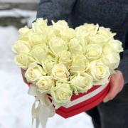 Коробка сердце с белыми розами