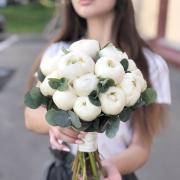 Букет невесты с белыми пионами и эвкалиптом