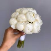 Букет невесты из белых пионов