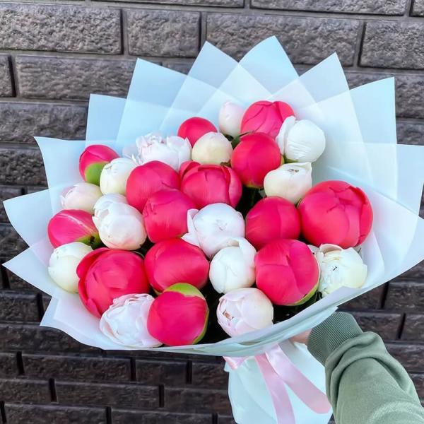 Букет из белых и коралловых пионов, 25 шт